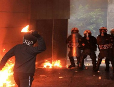 Επιθέσεις με μολότοφ και πέτρες εναντίον των ΜΑΤ στα Εξάρχεια